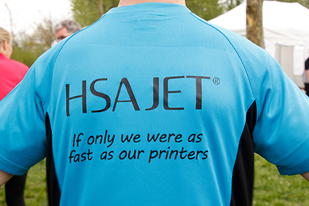 La camiseta oficial de HSA para un evento deportivo