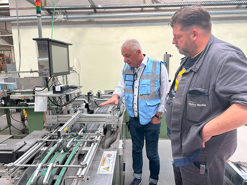 Holger Schwark, Account Manager at HSA Systems GmbH (left) and Stephan Spoida, Addressing Team at Probind Mohn Media Binding GmbH (right) looking at one of the Premium installations